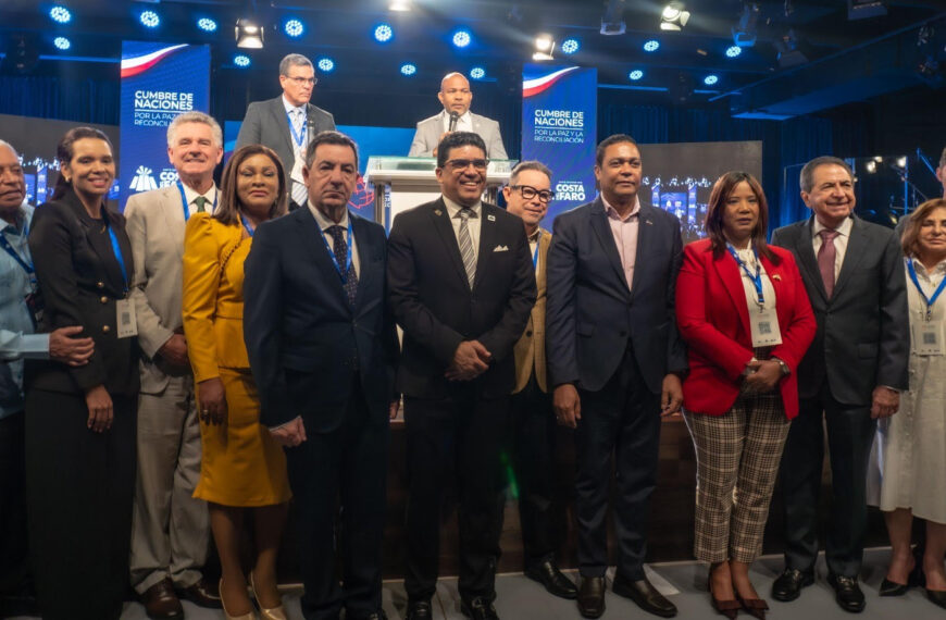 Víctor D Aza destaca en la Cumbre de Naciones por la Paz: “La fe y el liderazgo con valores son pilares para un futuro mejor”