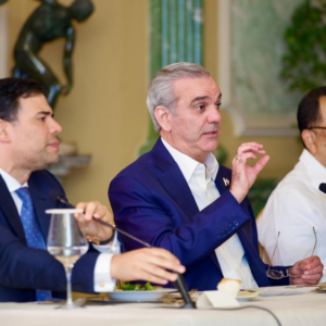 Abinader reitera apoyo del Gobierno al sector artístico nacional