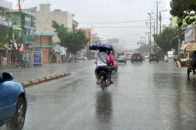 Aguaceros y tronadas en varias provincias RD por onda tropical