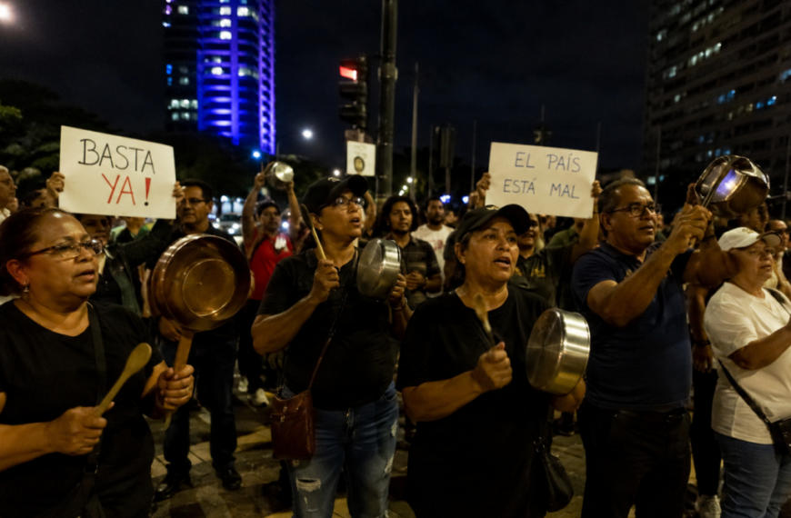 Santo Domingo vive una segunda noche consecutiva de cacerolazos